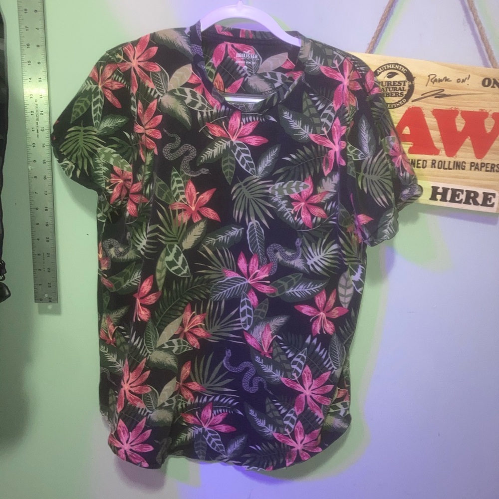Hollister t shirt